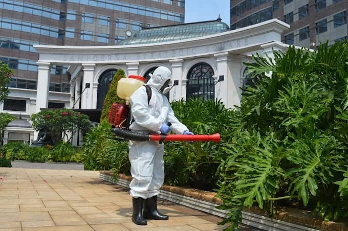 Teknisi Strategic Pestcontrol di Sampoerna Strategic Square